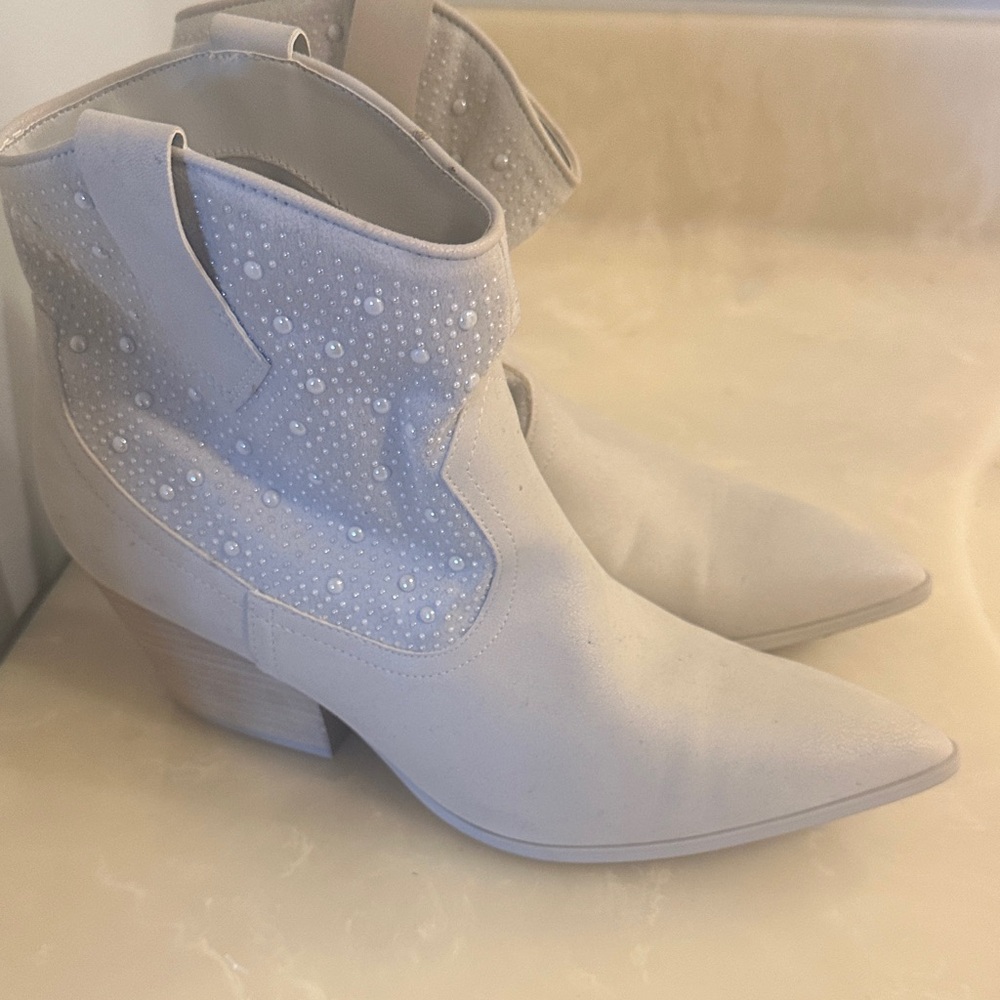 Mia White Ankle Boots with studded details size 7.5. Pointed toe